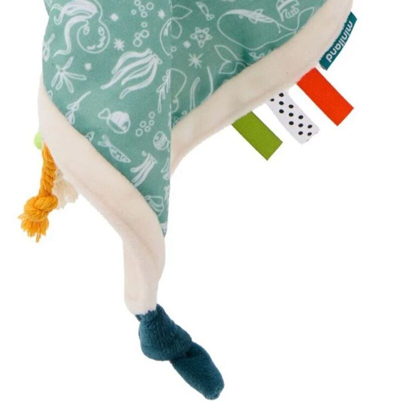 Detailansicht der feinen Struktur des Stoffes des Kuscheltieres Miniland Seestern